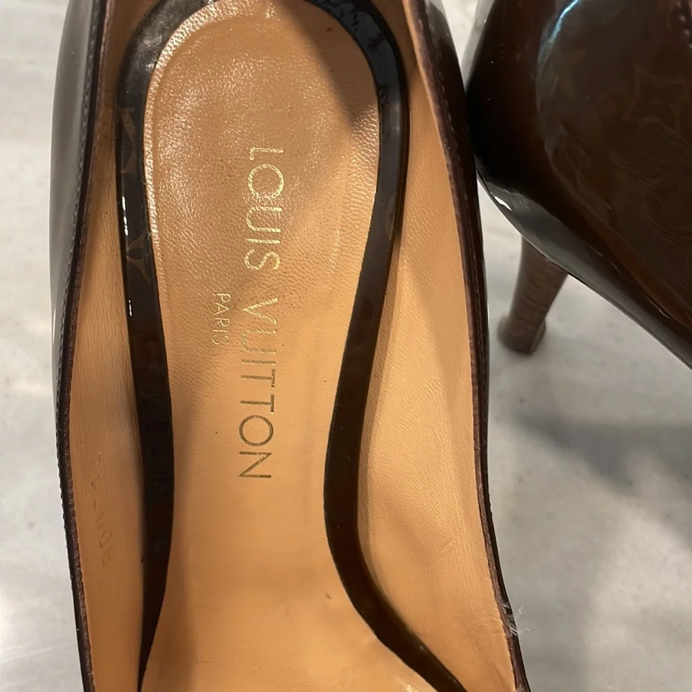 Louis Vuitton brown patent pumps with stacked wood heel and Mary jane strap. - Picture 2 of 7
